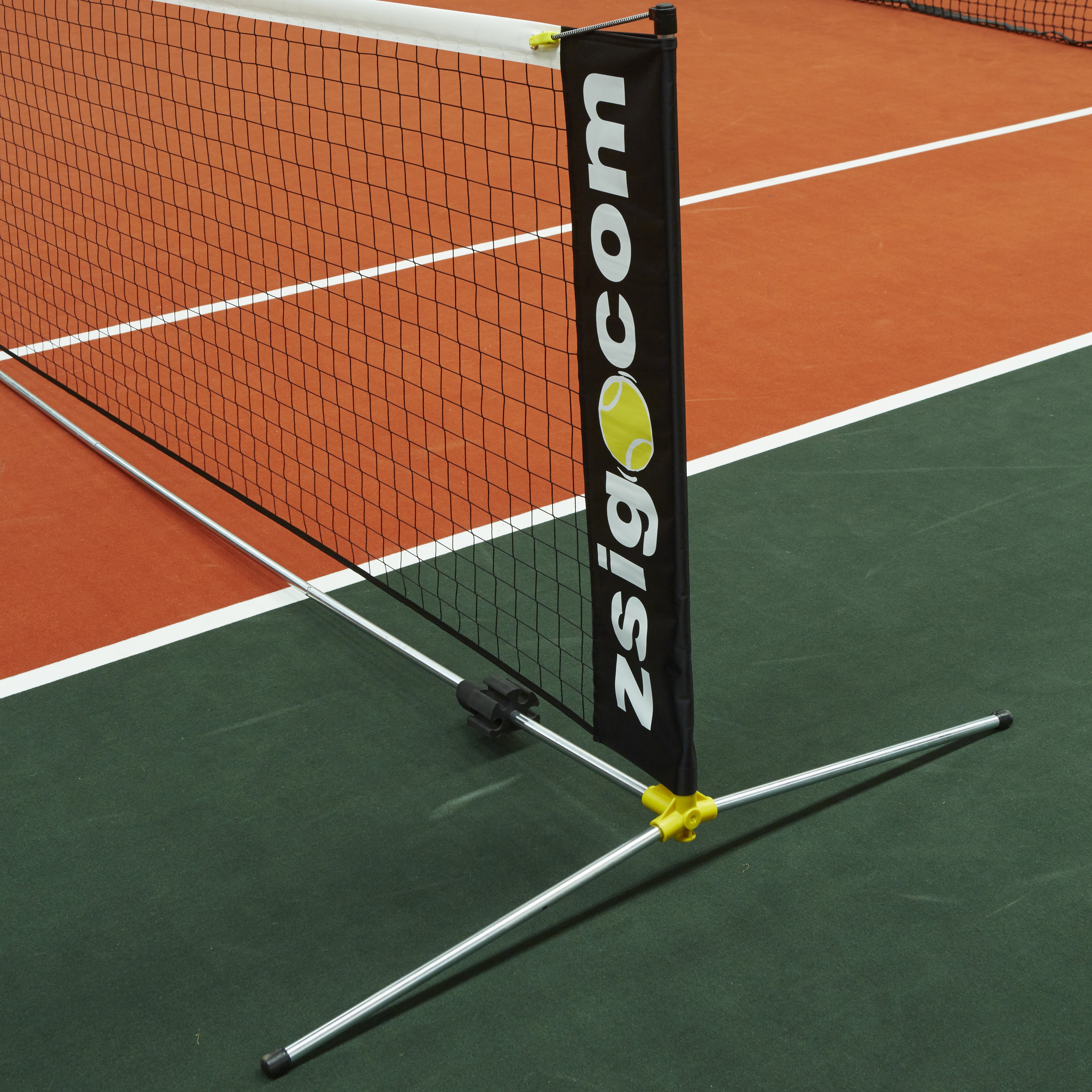 Zsignet 48 (12.8m) full-size portable tennis net tensioning.
